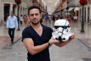 Camarena, miembro de la Legión 501 en España, posa con el casco de soldado imperial. ::
SUR