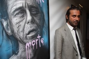 Jordi Mollà, junto a una de sus obras mixtas de fotografía y pintura. ::
JOSELE-LANZA