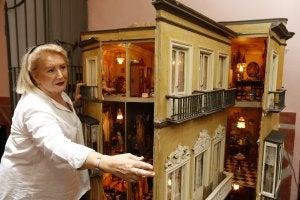 Voria Harras enseña la miniatura del palacio de los Carranzas de Cádiz. A la izquierda, muñecas y miniaturas. :: Ñito Salas