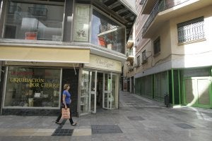 Los propietarios de DecoRegalo se van por la fuerte caída del consumo y mantendrán la venta por Internet. Junto a ese establecimiento, una oficina bancaria también cerrada. :: Y. García