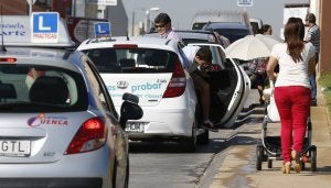 Alumnos de autoescuelas deben esperar más de un mes para hacer prácticas por falta de profesores