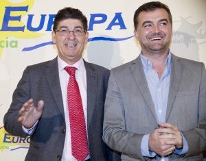 El vicepresidente de la Junta, Diego Valderas, y el coordinador regional de IU, Antonio Maíllo, ayer. ::                             EFE