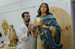 El artista Juan Carlos García da los últimos toques a una imagen en su taller. ::
JOSELE-LANZA