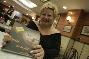 Gemma Rodríguez ya ha vendido más de 5.000 ejemplares de su obra ‘África en la piel’. :: Yhasmina García