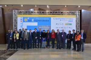 La concejala de Economía, la delegada de Innovación y la rectora de la UMA, posan con empresarios en la foto de familia. :: SUR