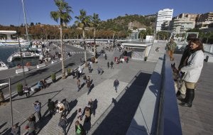 Vista de Muelle Uno con el cubo al fondo, que albergará una sede del Centro Pompidou de arte contemporáneo. :: Álvaro Cabrera