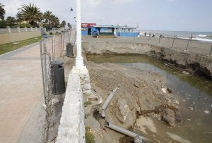El paseo marítimo se vino abajo por última vez el pasado mes de abril. ::                             SALVADOR SALAS