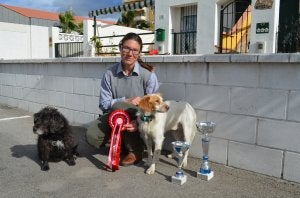 Angelika Riegerbauer, de 32 años, junto a sus dos perros, Mickey Mouse y Josi, en Algarrobo. :: E. Cabezas