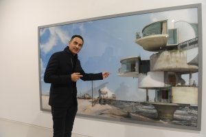 Dionisio González posa junto a una de las fotografías de la serie ‘Dauphin Island’ (2011-2012). :: Josele-Lanza
