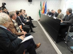 El consejero explica a los asistentes el contenido de la iniciativa 'Localiza-IN'. ::
SUR