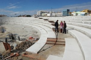 La alcaldesa Ángeles Muñoz y el edil de Obras visitaron el auditorio del que dispondrá el gran bulevar. ::
JOSELE-LANZA