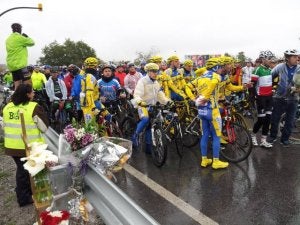 Los ciclistas realizaron el pasado día 9 una parada en el lugar donde se produjo el accidente. :: SUR