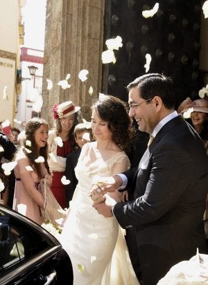 La jueza con su marido, a la salida de la ceremonia. ::
RAÚL CARO. EFE