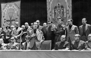 Intervención de Fernando Herrero Tejedor. Entre los asistentes se encuentran, detrás de él, Rodolfo Martín Villa, con gafas de sol; Adolfo Suárez y Juan José Rosón. ::
EFE