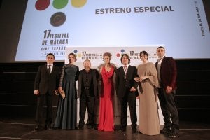 El cineasta malagueño Fran Kapilla, junto al resto del equipo de su película 'Las hijas de Danao', ayer, en el Albéniz. :: Yhasmina García