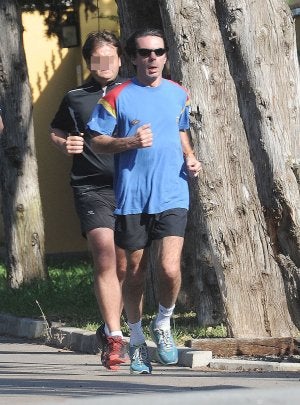 José María Aznar, con uno de sus guardaespaldas. :: JOSELE-LANZA