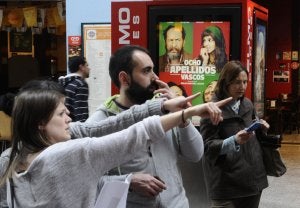 Unos espectadores, a las puertas de un cine con el cartel de 'Ocho apellidos vascos'. :: Fernando Gómez