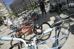 Málaga Custom Bike montó una exposición de bicicletas antiguas en la plaza de la Merced. / Yashmina García