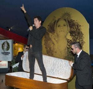 Paco León sale del ataúd, ayer, en su 'show' para presentar 'Carmina y amén' en Málaga. :: Ñito Salas