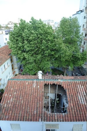 Vista del estado en el que quedó la cubierta del edificio tras el derrube. :: Josele-Lanza