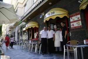Trabajadores de la cafetería Flor, con 66 años de vida, esperan que este establecimiento dinamice el negocio. :: yhasmina garcía