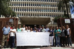 Las familias afectadas concentradas ante la sede de Hacienda en Málaga. :: Yhasmina García
