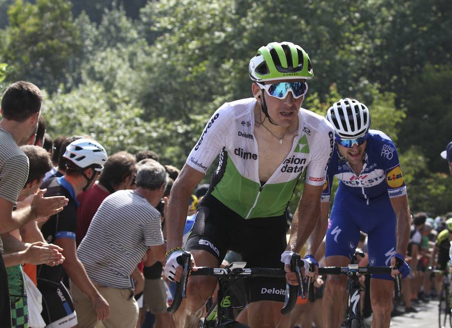 El pelotón ciclista ha animado las carreteras guipuzcoanas durante la Clásica de San Sebastián 2018