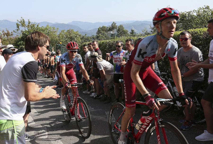 El pelotón ciclista ha animado las carreteras guipuzcoanas durante la Clásica de San Sebastián 2018