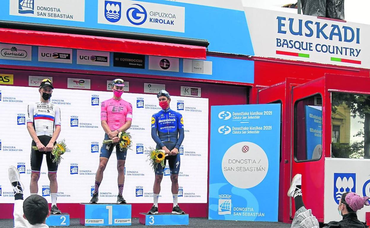 Merecido aurresku de honor para los tres mejores de la carrera, Mohoric, Powless y Honoré, en el podio del Boulevard de Donostia. 