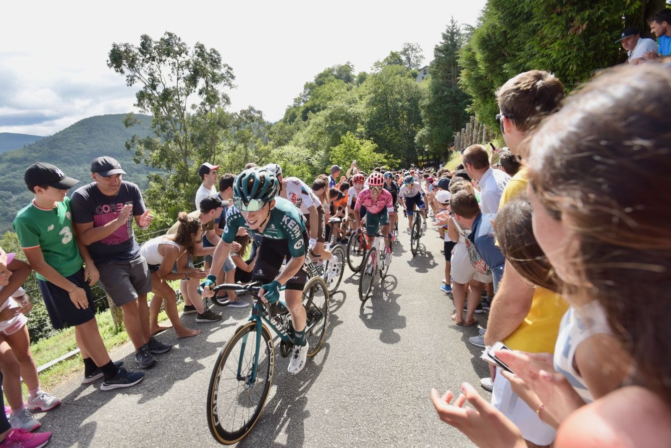 Con 212 kilómetros en las piernas y rampas de hasta el 19%, los ciclistas de la Clásica San Sebastián han tenido que hacer frente a la exigente subida de Igeldo