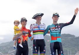 Pello Bilbao, Remco Evenepoel y Alexandr Vlasov, en el podio.
