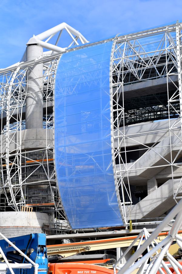 El sábado se instaló la primera plancha visible desde el exterior de uno de los elementos más espectaculares del nuevo Anoeta, la cubierta de EFTE que caracterizará al estadio, especialmente de noche cuando se iluminará de azul y le dará una imagen espectacular. 