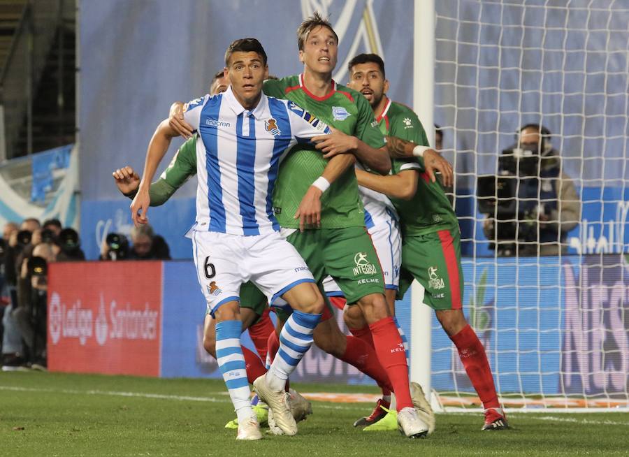 La Real y el Alavés se ven las caras en un partido muy importante para encarar el nuevo año con optimismo.