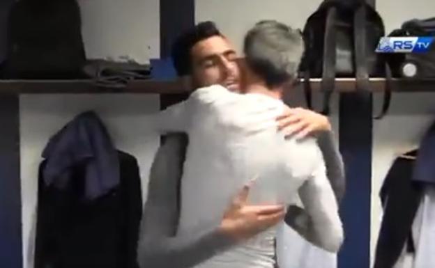 Mikel Merino e Imanol Alguacil se dan un abrazo en el vestuario. 