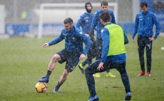 Los jugadores de la Real se han ejercitado bajo la lluvia. 