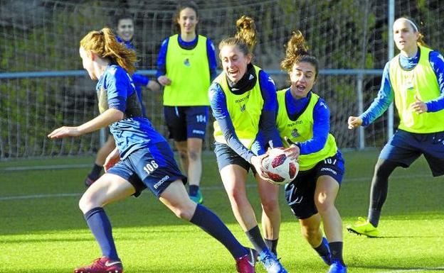 Las realistas, en el último entrenamiento antes del partido, ayer en Zubieta. 