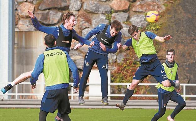 Jon Bautista remata de cabeza ante la presencia en el área de David Zurutuza, Aihen Muñoz y Aritz Elustondo, durante un entrenamiento en Zubieta.