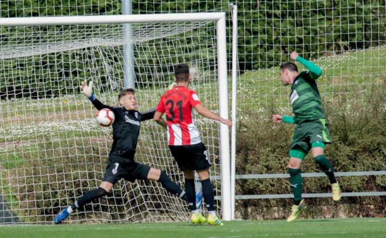 Pere Milla supera a Remiro, ayer en el amistoso jugado en Lezama