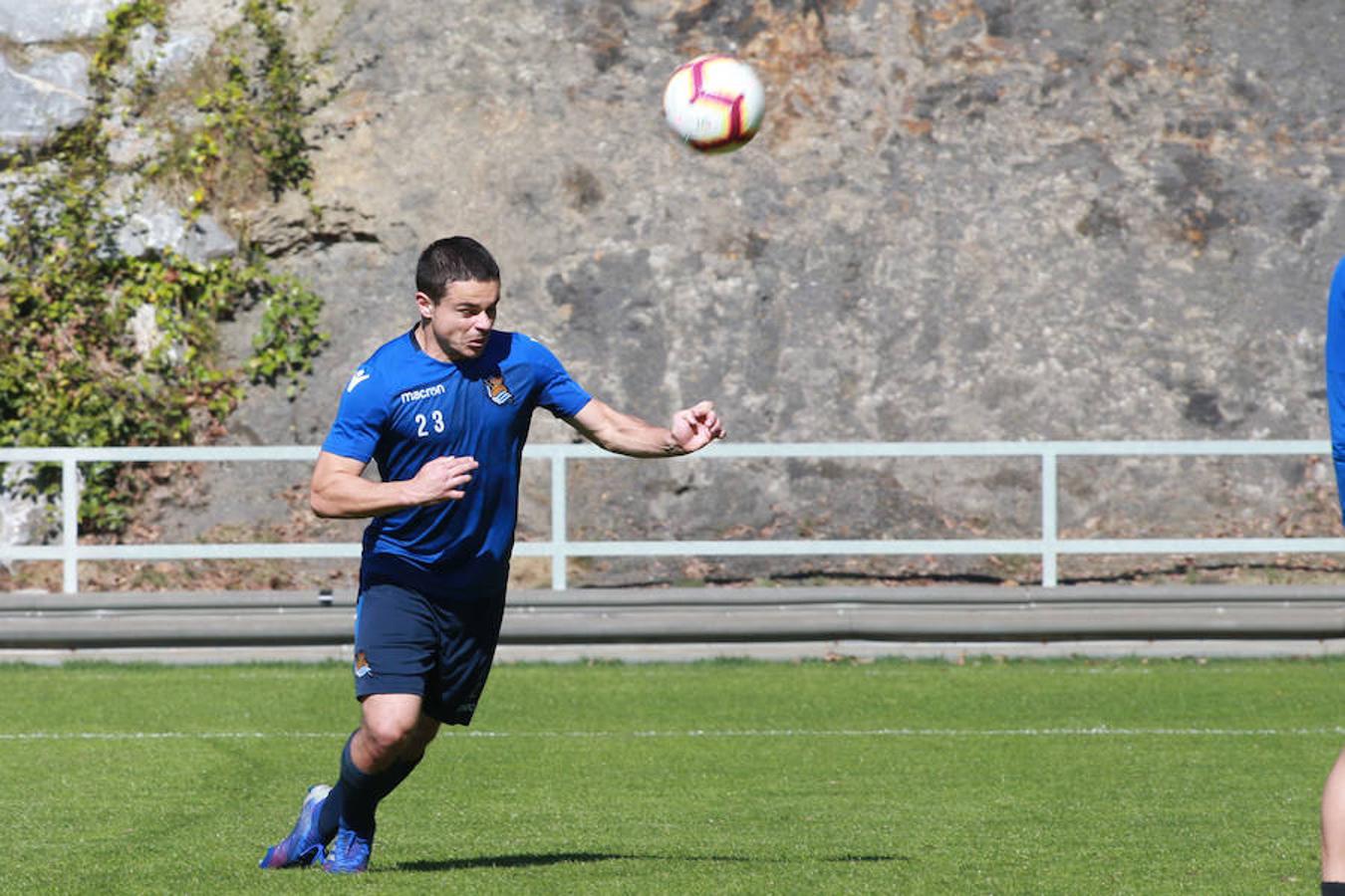 La Real Sociedad ha completado esta mañana una sesión en la que Imanol y su staff técnico han dispuesto una yincana con diferentes ejercicios. Se han ejercitado sobre el césped del Z7. Zaldua, Gorosabel, Bautista, Pardo, Theo, Luca, Sandro, Aritz, Juanmi, Moyá y Rulli . Además de los canteranos Andoni Zubiaurre, Aihen Muñoz, Ander Guevara y Ander Barrenetxea, aunque este último ha abandonado la sesión tras la ya mencionada yincana.