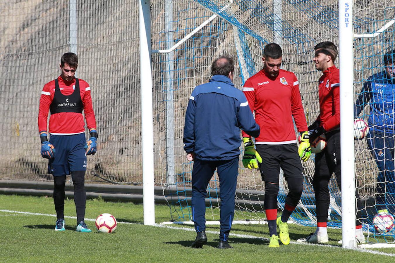 La Real Sociedad ha completado esta mañana una sesión en la que Imanol y su staff técnico han dispuesto una yincana con diferentes ejercicios. Se han ejercitado sobre el césped del Z7. Zaldua, Gorosabel, Bautista, Pardo, Theo, Luca, Sandro, Aritz, Juanmi, Moyá y Rulli . Además de los canteranos Andoni Zubiaurre, Aihen Muñoz, Ander Guevara y Ander Barrenetxea, aunque este último ha abandonado la sesión tras la ya mencionada yincana.