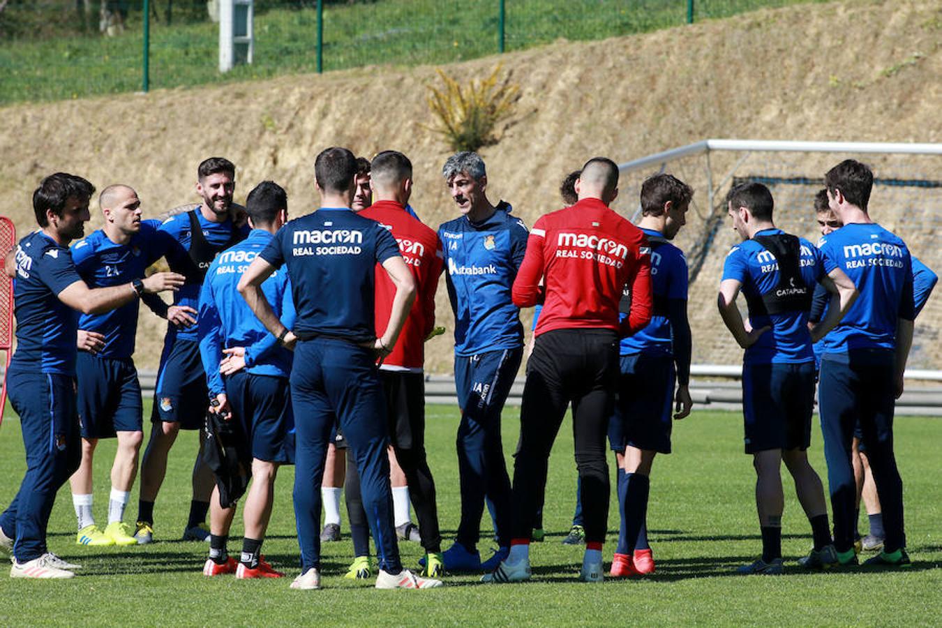 La Real Sociedad ha completado esta mañana una sesión en la que Imanol y su staff técnico han dispuesto una yincana con diferentes ejercicios. Se han ejercitado sobre el césped del Z7. Zaldua, Gorosabel, Bautista, Pardo, Theo, Luca, Sandro, Aritz, Juanmi, Moyá y Rulli . Además de los canteranos Andoni Zubiaurre, Aihen Muñoz, Ander Guevara y Ander Barrenetxea, aunque este último ha abandonado la sesión tras la ya mencionada yincana.