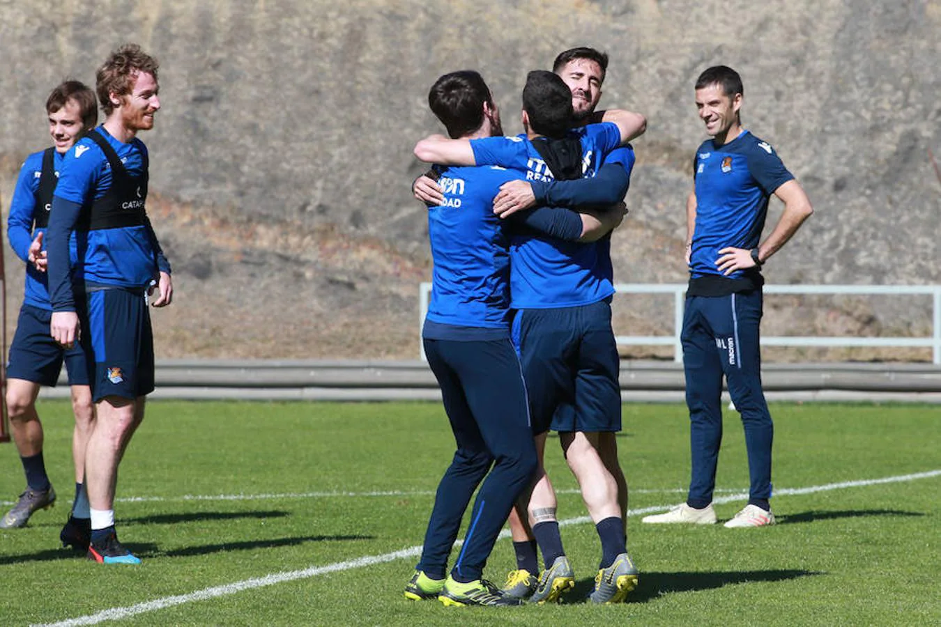 La Real Sociedad ha completado esta mañana una sesión en la que Imanol y su staff técnico han dispuesto una yincana con diferentes ejercicios. Se han ejercitado sobre el césped del Z7. Zaldua, Gorosabel, Bautista, Pardo, Theo, Luca, Sandro, Aritz, Juanmi, Moyá y Rulli . Además de los canteranos Andoni Zubiaurre, Aihen Muñoz, Ander Guevara y Ander Barrenetxea, aunque este último ha abandonado la sesión tras la ya mencionada yincana.