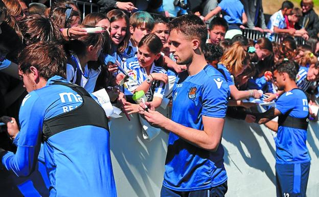 Bautista, Januzaj y Willian José, firmando autógrafos. 