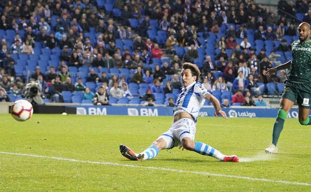Oyarzabal anota el segundo gol de la Real Sociedad.