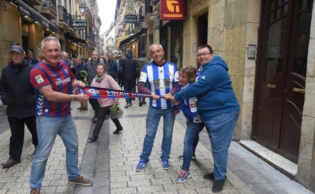 Aficionados de la Real Sociedad y el Eibar pelean por su equipo. 