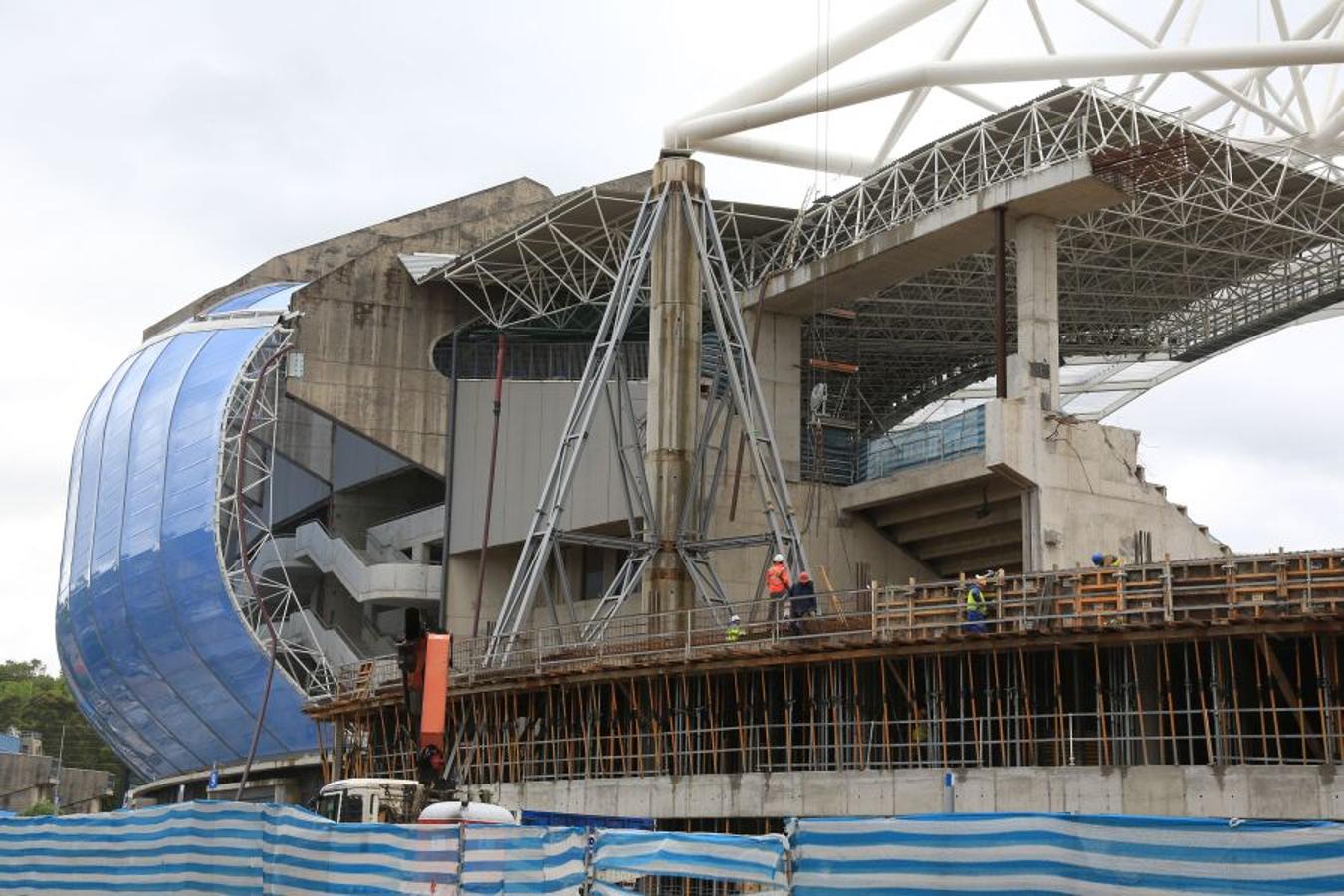 La construcción de la tribuna Norte toma velocidad de crucero y la estructura ya se apreciar desde el exterior del estadio. A vista de pájaro, la evolución de las obras en el último mes ha sido notable. Tras finalizar la construcción de la losa de cimentación del parking se procedió al hormigonado del hall de entrada de la tribuna Norte.