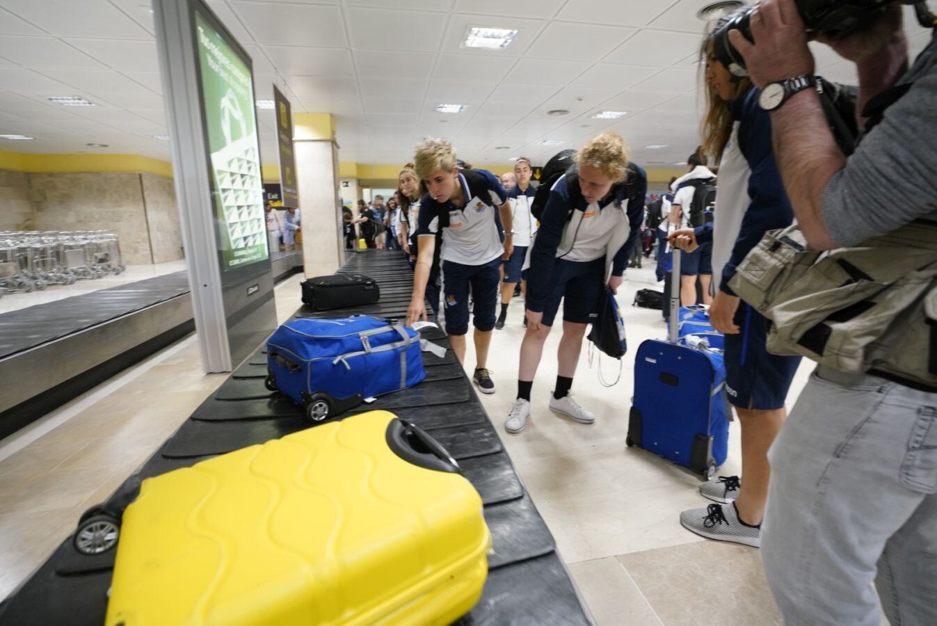 Las jugadoras de la Real Sociedad han puesto rumbo a Granada este viernes para enfrentarse el sábado al Atlético de Madrid en la final de la Copa de la Reina.