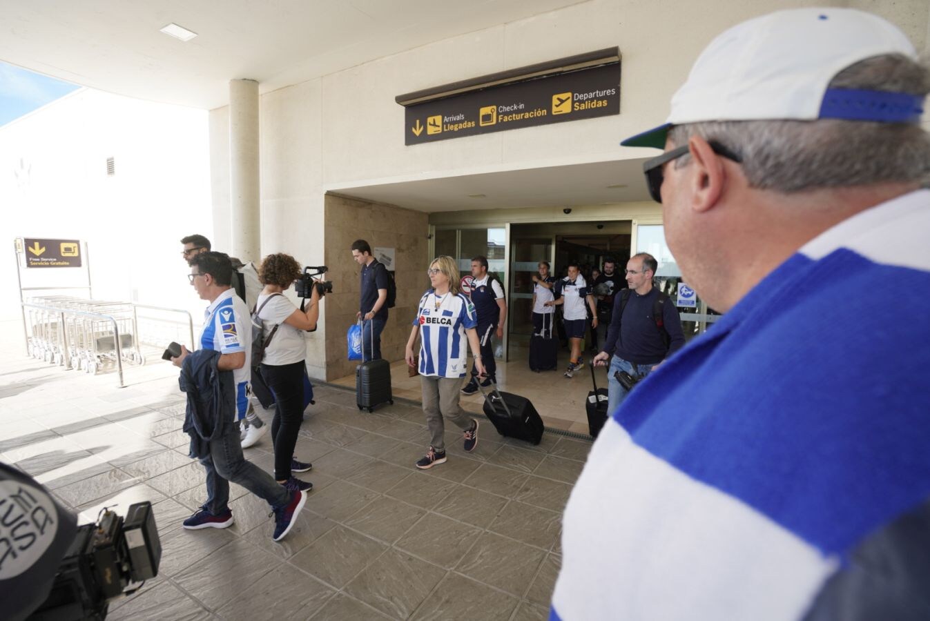 Las jugadoras de la Real Sociedad han puesto rumbo a Granada este viernes para enfrentarse el sábado al Atlético de Madrid en la final de la Copa de la Reina.