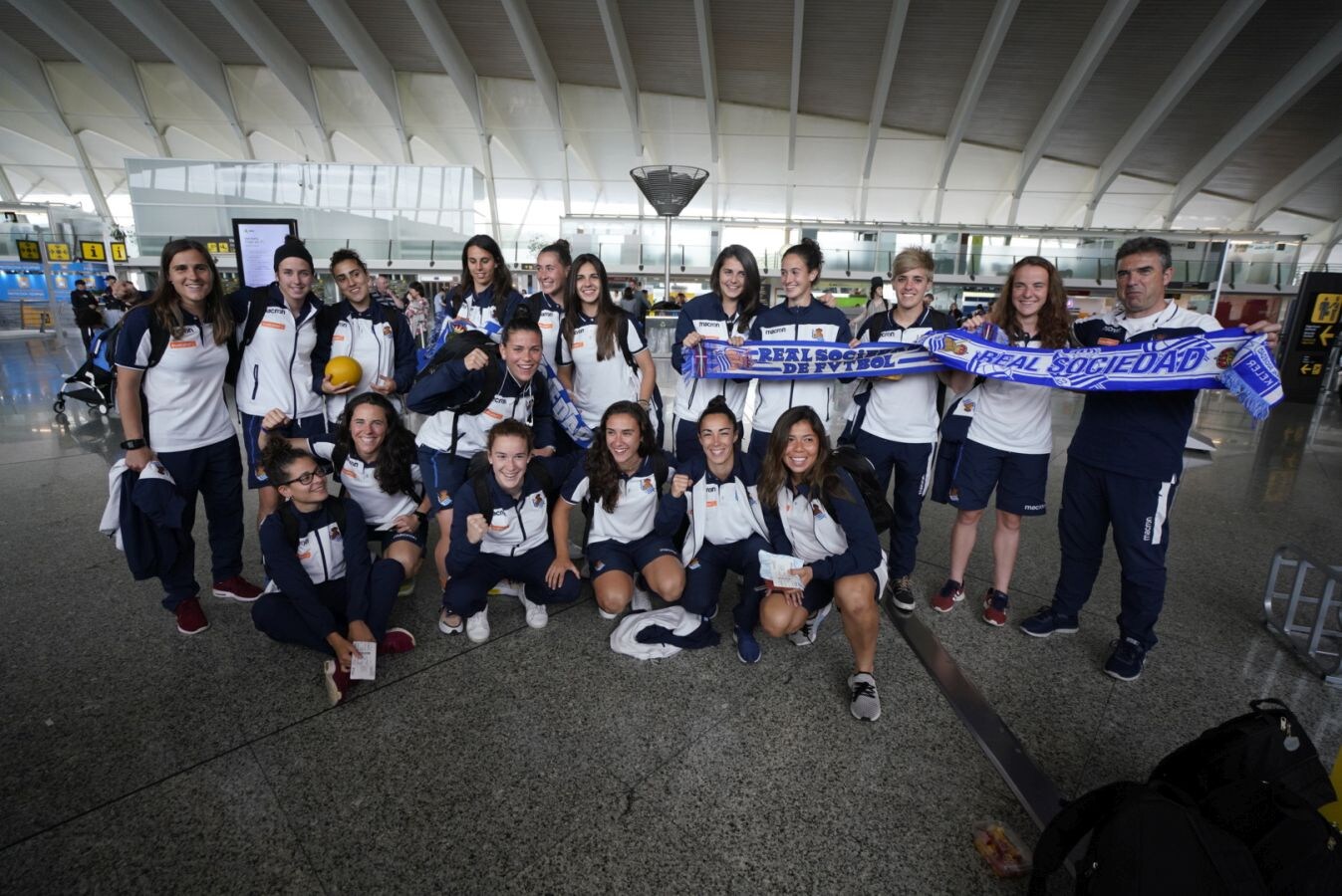 Las jugadoras de la Real Sociedad han puesto rumbo a Granada este viernes para enfrentarse el sábado al Atlético de Madrid en la final de la Copa de la Reina.