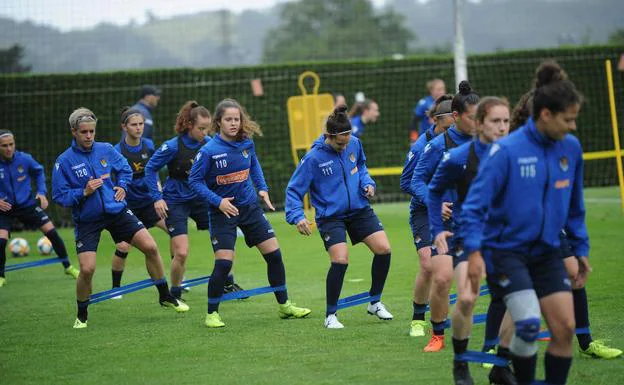 Las jugadoras de la Real Sociedad, durante una sesión en Zubieta.